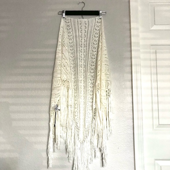 Idyllwind Sweaters - NWT Idyllwind Cream Boho Fringe Crochet Knit Shawl
